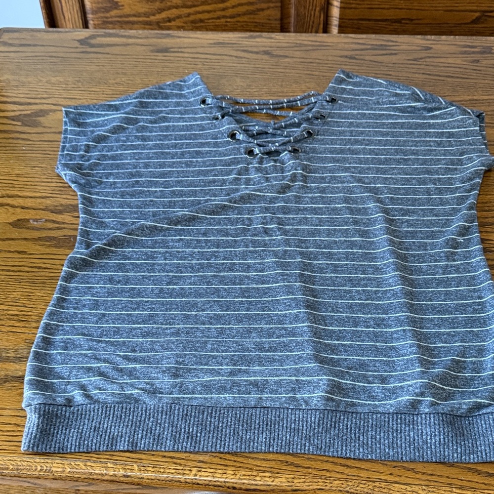 Maurices Gray Striped Short Sleeve Tee